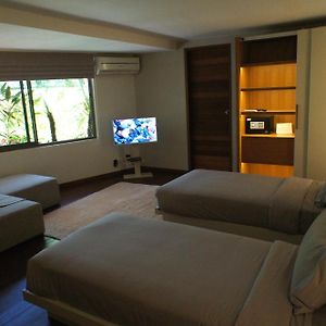 Studio Lit King-Size